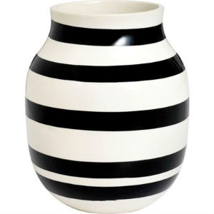 Brug det sort/hvid stribet vase i stuen